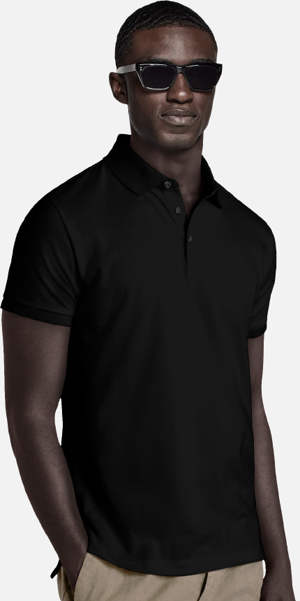 Homem vestindo uma camisa polo preta da Jouse